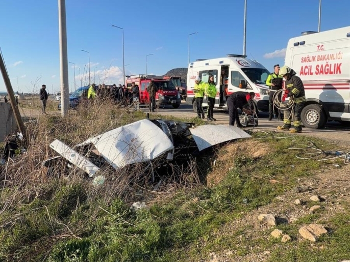 Kontrolden çıkan otomobil şarampole yuvarlandı, iki kişi yaralandı 4