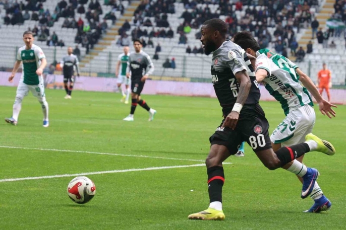 Konyaspor ilk yarıda farkı açtı: Fatih Karagümrük karşısında 2-0 3