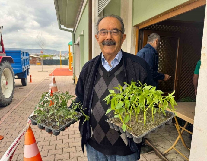 Başkan Büyükkılıç, hobi bahçesi sahiplerine atalık fide dağıttı 5