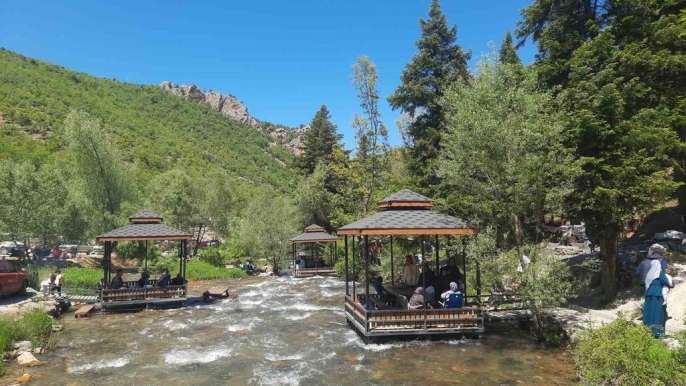 Bayramda Aygırdibi Şelalesi\