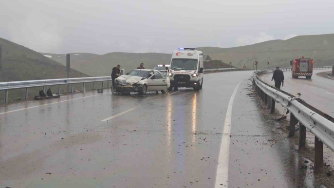 Erzurum-Erzincan yolunda kabus: Yağmur ve hız 5 aracı birbirine kattı, 3 yaralı 1