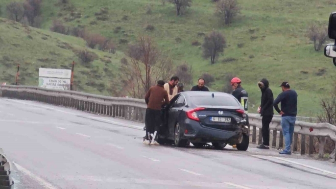 Erzurum-Erzincan yolunda kabus: Yağmur ve hız 5 aracı birbirine kattı, 3 yaralı 3
