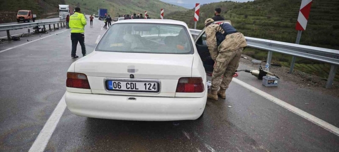 Erzurum-Erzincan yolunda kabus: Yağmur ve hız 5 aracı birbirine kattı, 3 yaralı 4