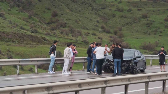 Erzurum-Erzincan yolunda kabus: Yağmur ve hız 5 aracı birbirine kattı, 3 yaralı 6