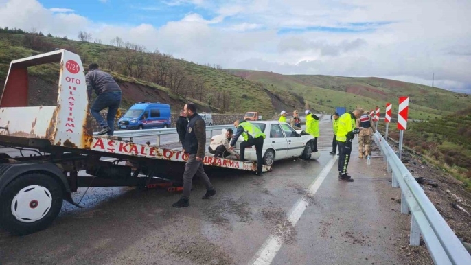 Erzurum-Erzincan yolunda kabus: Yağmur ve hız 5 aracı birbirine kattı, 3 yaralı 7