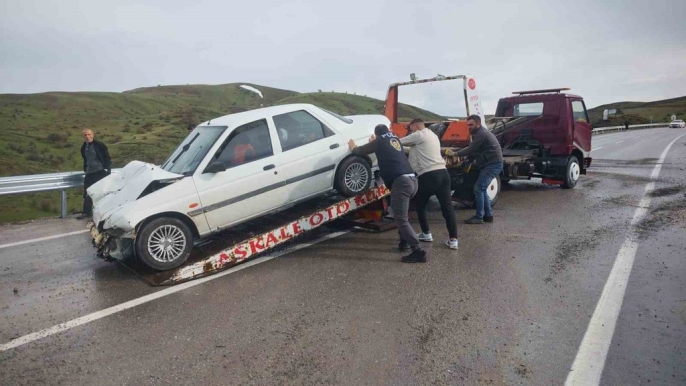 Erzurum-Erzincan yolunda kabus: Yağmur ve hız 5 aracı birbirine kattı, 3 yaralı 8