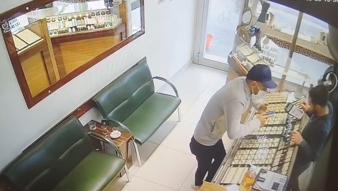 Eşine sürpriz yapmak isterken kuyumcudan pırlanta çalan şahıs, \