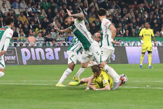 Fenerbahçe, Konyaspor karşısında ilk yarıyı önde kapattı 5