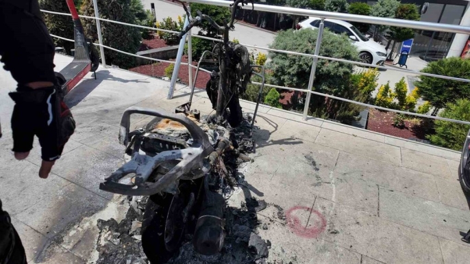 Kuryenin cesur müdahalesi: Alev alan motosikleti söndürdü 1