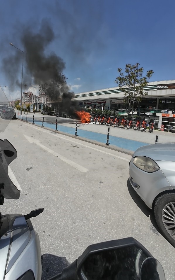 Kuryenin cesur müdahalesi: Alev alan motosikleti söndürdü 3