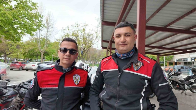 Trafikte erik paniği: Yunus polisleri kahraman oldu! 1