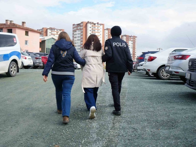 Tuvalette doğurduğu bebeğini çöpe atan genç anneye \