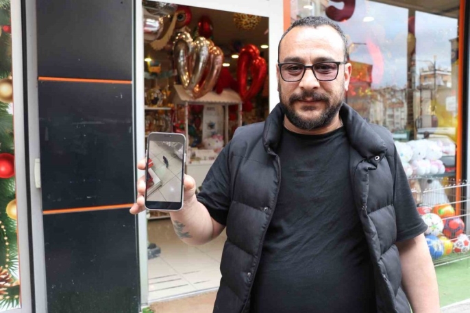 Yağmurdan kaçan yavru karga, iş yerine sığındı ve kurtarıldı 1