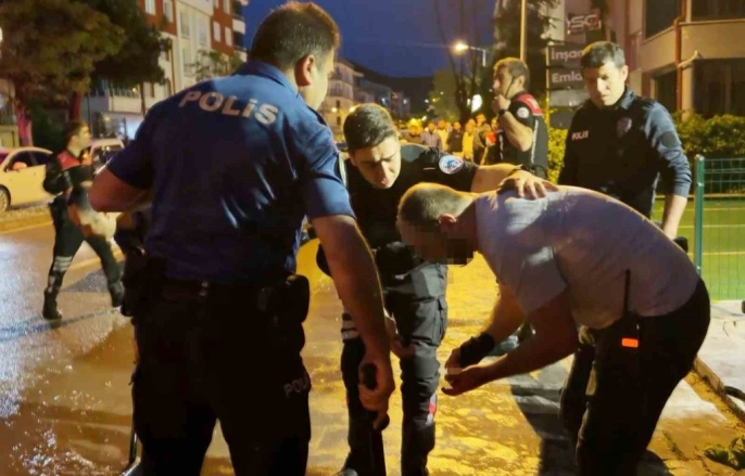 Akıl almaz dehşet: Öfkeli baba, kızını rahatsız eden genci maket bıçağıyla kulağını keserek dehşete düşürdü, polis memuru canını hiçe saydı! 1