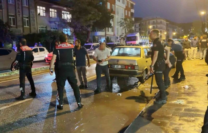 Akıl almaz dehşet: Öfkeli baba, kızını rahatsız eden genci maket bıçağıyla kulağını keserek dehşete düşürdü, polis memuru canını hiçe saydı! 3