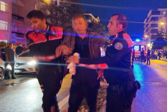 Akıl almaz dehşet: Öfkeli baba, kızını rahatsız eden genci maket bıçağıyla kulağını keserek dehşete düşürdü, polis memuru canını hiçe saydı! 5