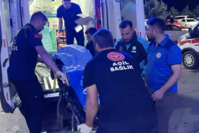 Akıl almaz dehşet: Öfkeli baba, kızını rahatsız eden genci maket bıçağıyla kulağını keserek dehşete düşürdü, polis memuru canını hiçe saydı! 6