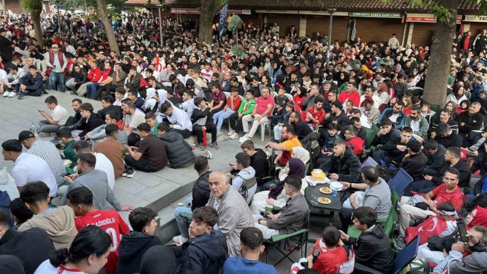 Konyalılar, milli maç coşkusunu tarihi meydanda dev ekranda yaşadı 1