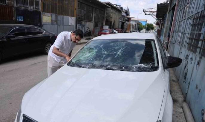 Milyonluk otomobil komşu dehşetine uğradı: Camlar kırıldı, tampon parçalandı 2