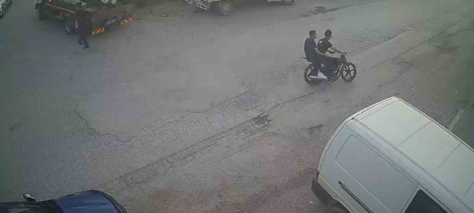 Polisten kaçan 16 yaşındaki sürücü, çekiciye çarparak yaralandı 1