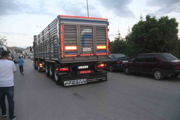 Polisten kaçan 16 yaşındaki sürücü, çekiciye çarparak yaralandı 3