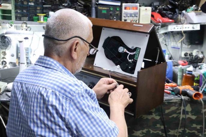 Tarihin Sesini Canlandıran Usta: 80 Yıllık Radyolar Çöpten Kurtuluyor 1