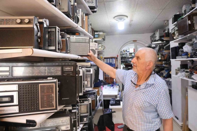 Tarihin Sesini Canlandıran Usta: 80 Yıllık Radyolar Çöpten Kurtuluyor 2