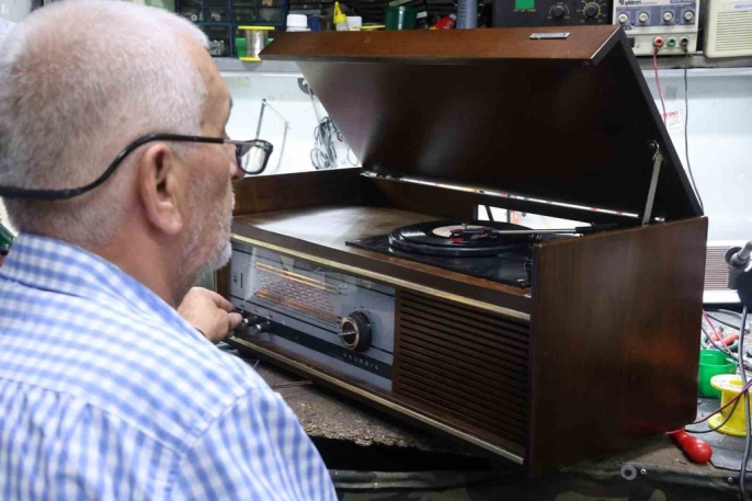 Tarihin Sesini Canlandıran Usta: 80 Yıllık Radyolar Çöpten Kurtuluyor 3