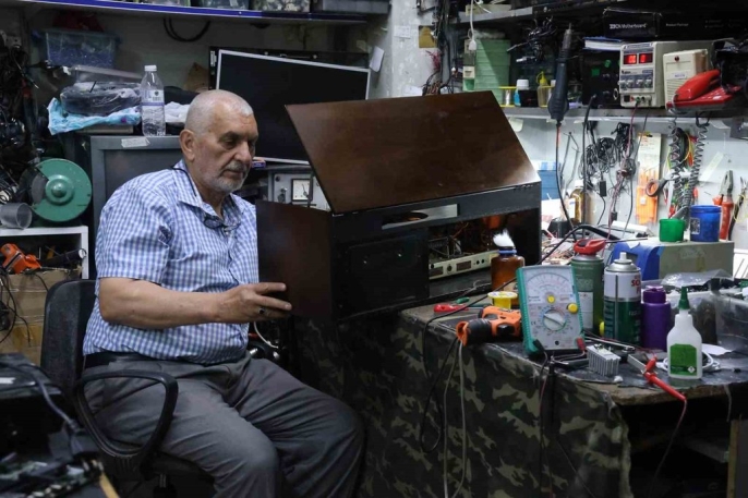 Tarihin Sesini Canlandıran Usta: 80 Yıllık Radyolar Çöpten Kurtuluyor 6