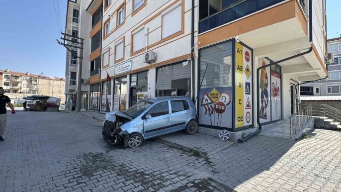 Kontrolden çıkan otomobil, iş yerine ve araçlara zarar verdi 1