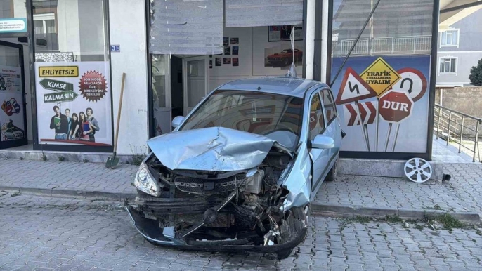 Kontrolden çıkan otomobil, iş yerine ve araçlara zarar verdi 2