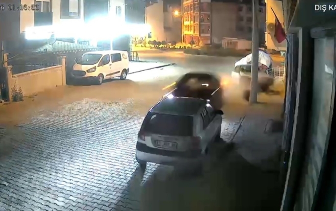 Kontrolden çıkan otomobil, iş yerine ve araçlara zarar verdi 3