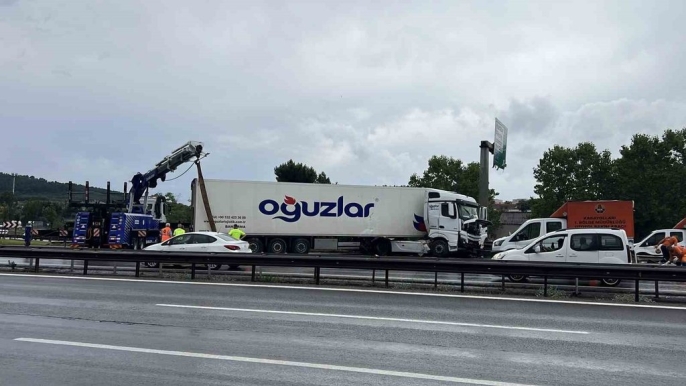 Pendik TEM otoyolunda tır kaza yaptı, trafik tek şeride düştü 1