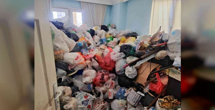 Adana'da apartmanda iki kamyon çöp çıkarıldı