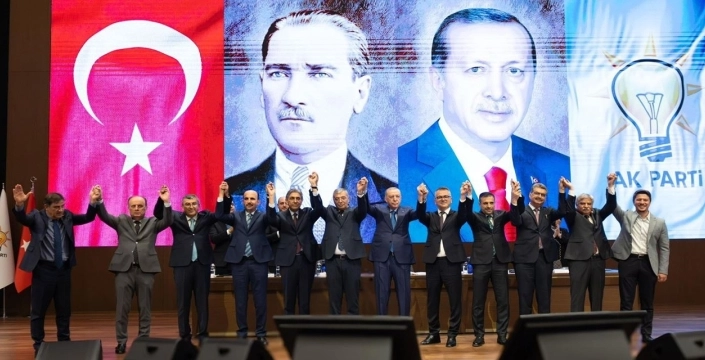 Ak Parti rozetlerini taktılar