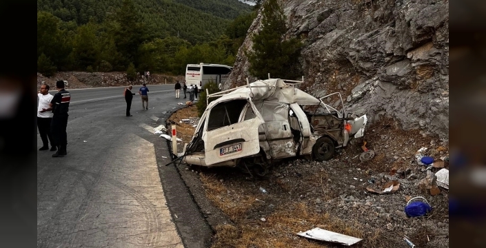 Akseki'de otobüs ve hafif ticari araç çarpıştı: 1 ölü, 1 yaralı