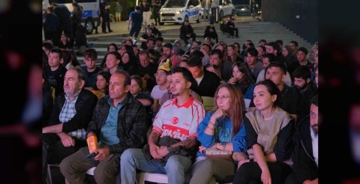 Bolu'da Yunanistan maçı heyecanı: Yüzlerce kişi dev ekranda izledi