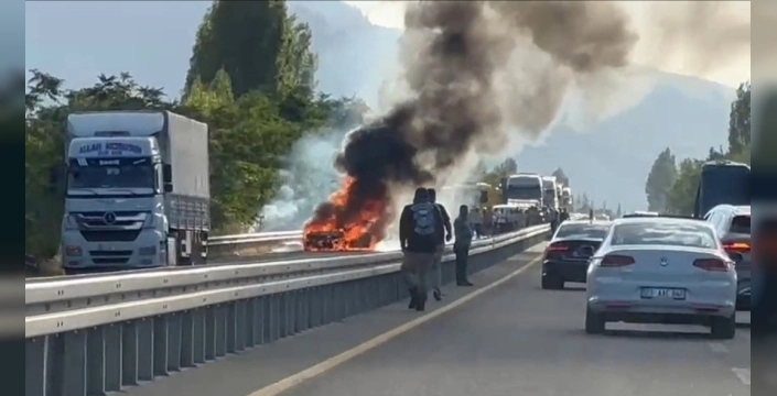 Elazığ'da otomobilde yangın: Araç kullanılamaz hale geldi