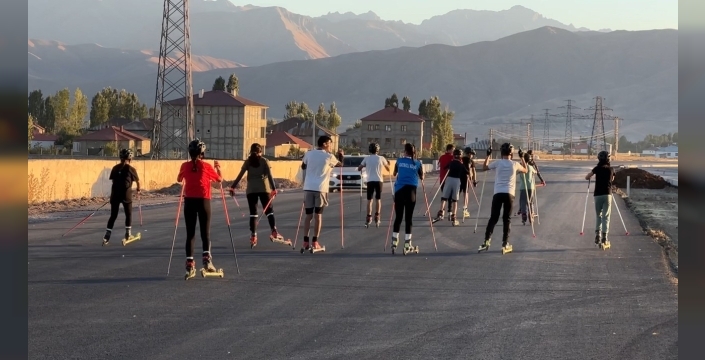 Hakkari'de şampiyon kayakçılar, can güvenliği olmayan yollarda yarışmalara hazırlanıyor