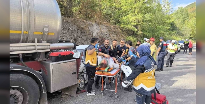 İnegöl'de asit yüklü tankere çarpan otomobilde 1'i bebek 5 yaralı