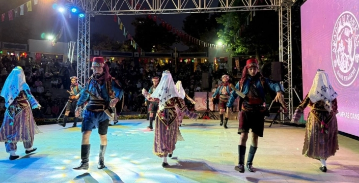 Kılıçarslan Meydanı, ANKAF’ın zeybek gösterisiyle coştu