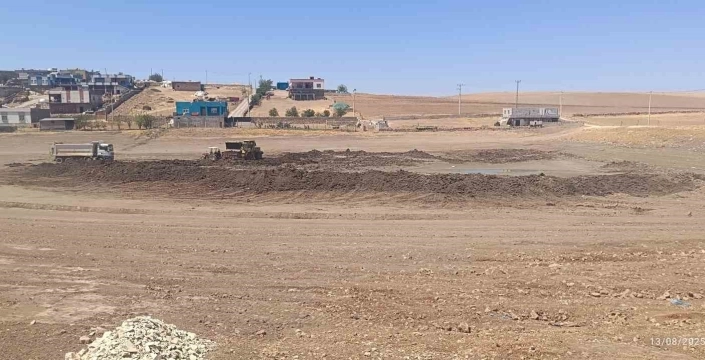 Mardin'de kuruyan gölet temizlendi