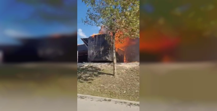 Nilüfer'de midye satılan kamyonet yandı