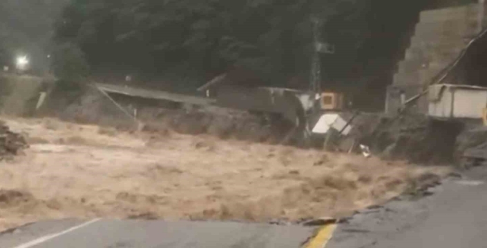 Rize'de Yağışlar Hayatı Felç Etti: Yollar Kapandı, Köprü Yıkıldı
