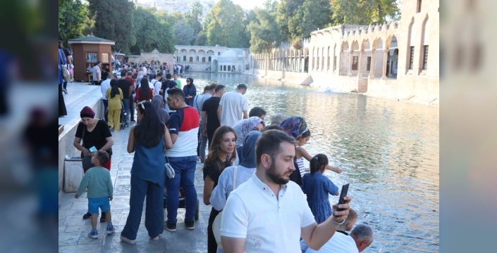 Şanlıurfa'da Balıklıgöl sonbaharda da turist çekiyor