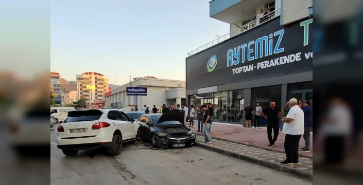 Tokat'ta kaza: Milyonluk Porsche'nin tekeri koptu