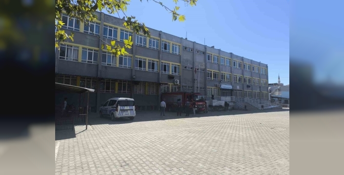 Turgutlu'da ortaokulda mahsur kalan 3 çocuk kurtarıldı