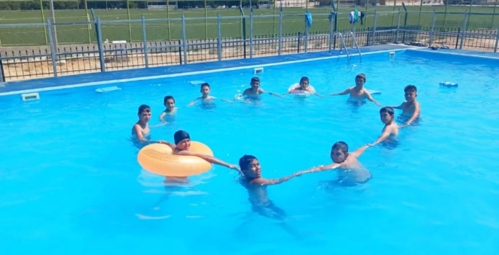 Yüzme havuzunu ayaklarına kadar götürdüler