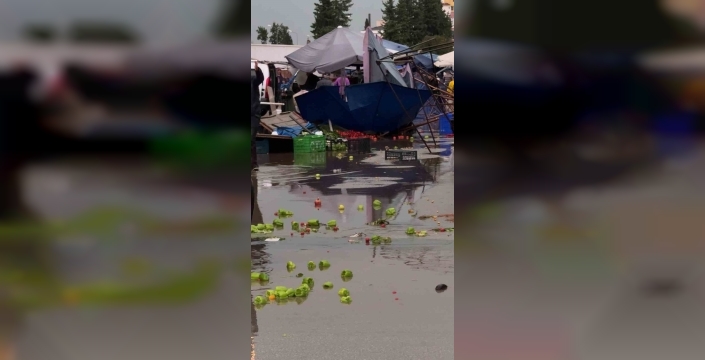 Antalyada 15 dakikalık fırtına: Konyaaltı Sahili beyaza büründü