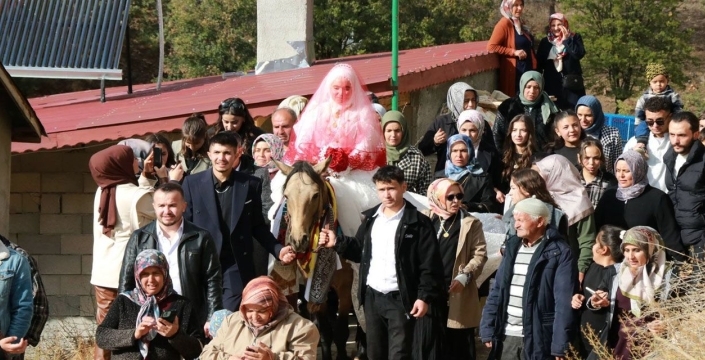 Asırlık ‘atlı gelin alma’ geleneği Konya’da yaşatılıyor